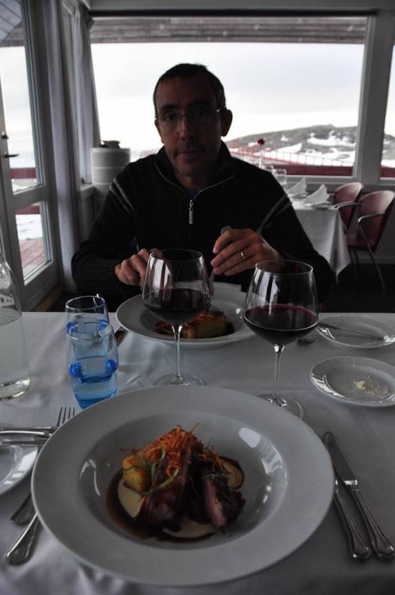 Acompanhado de bom vinho, nosso jantar de boas vindas à Ilulissat, na Groelândia